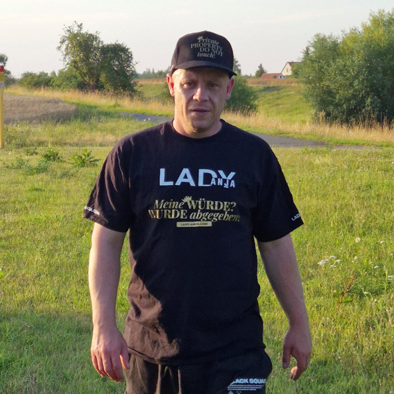 T-Shirt „Meine WÜRDE? WURDE abgegeben!“ - Owned & Proud Version