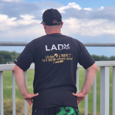 T-Shirt „Meine WÜRDE? WURDE abgegeben!“ - Owned & Proud Version