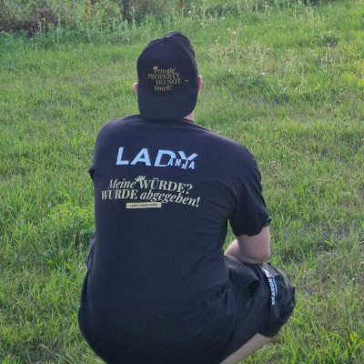 T-Shirt „Meine WÜRDE? WURDE abgegeben!“ - Owned & Proud Version